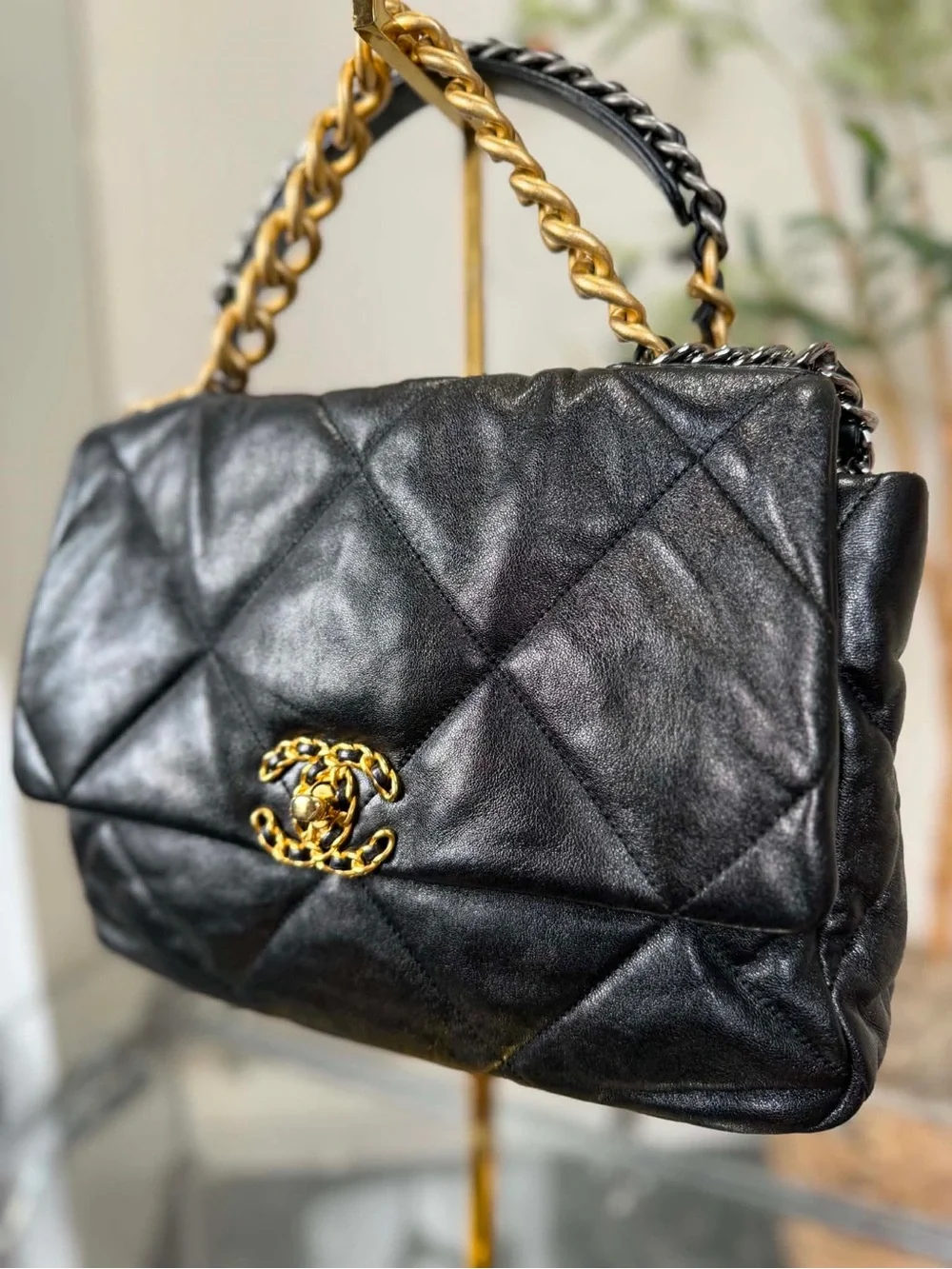 CHANEL Black Quilted Shoulder Bag with Gold Chain CC